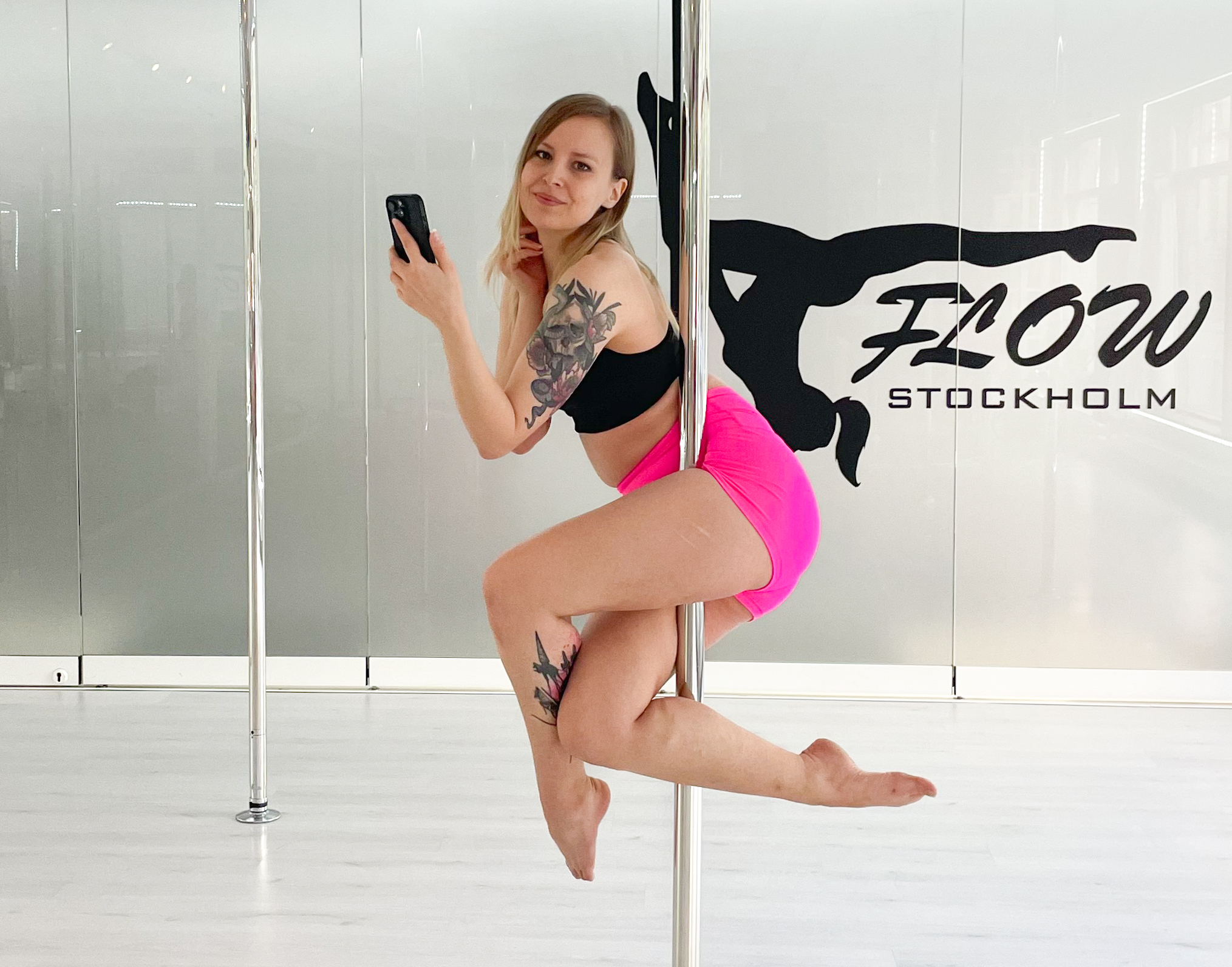 Vit siluett av tjej som tränar aerial på färgglad bakgrund